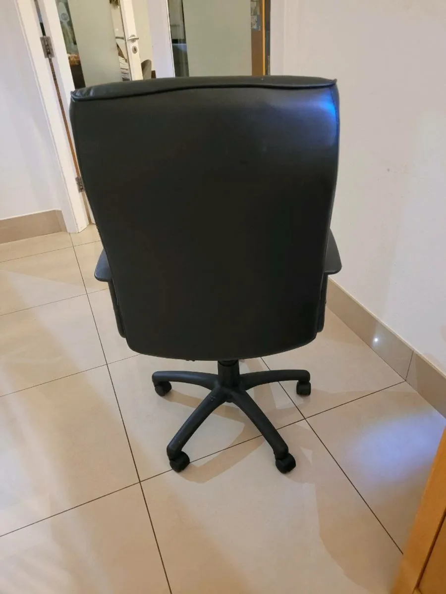 Swivel leather chair - Image 2