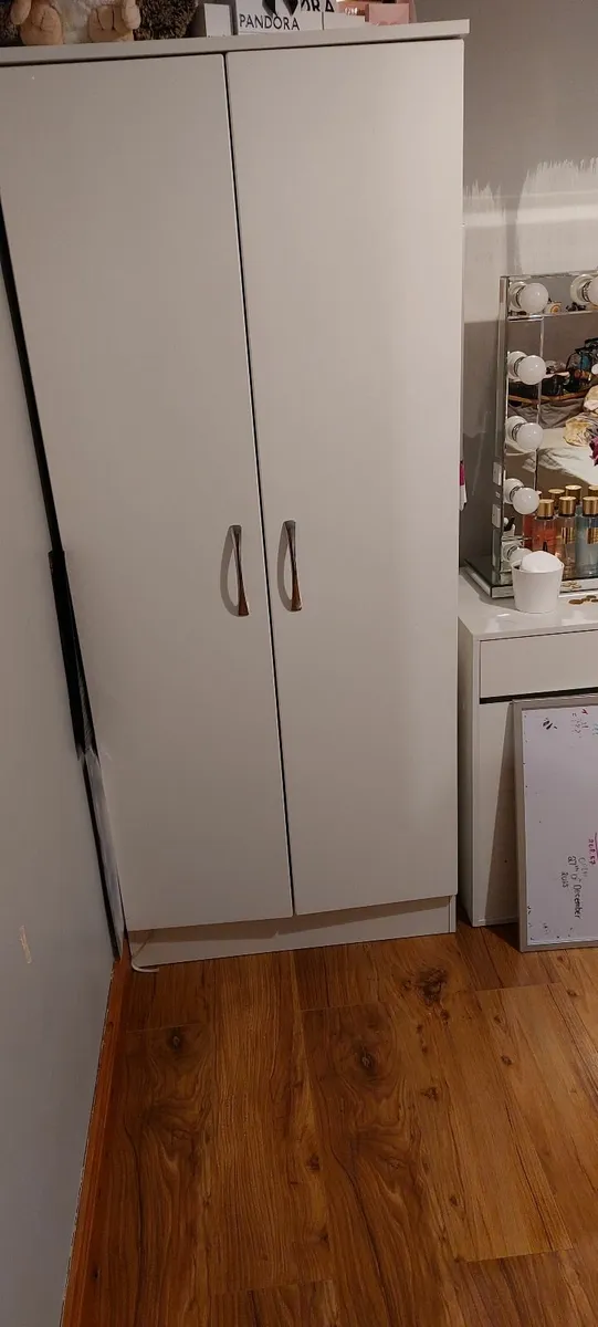 Bedroom furniture - Image 1