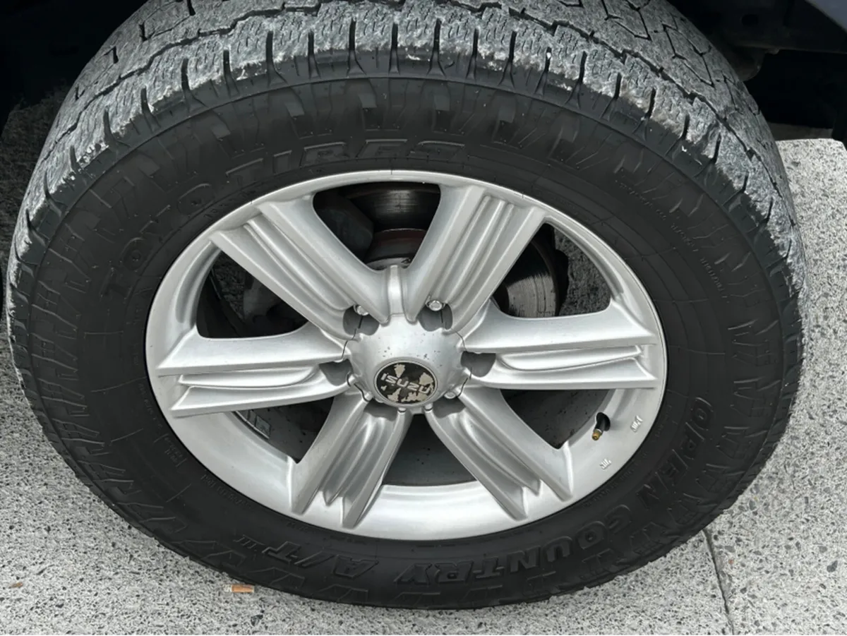 Isuzu D-Max ONE OWNER  1.9L 4WD EURO 6 4DR CREW CA - Image 4