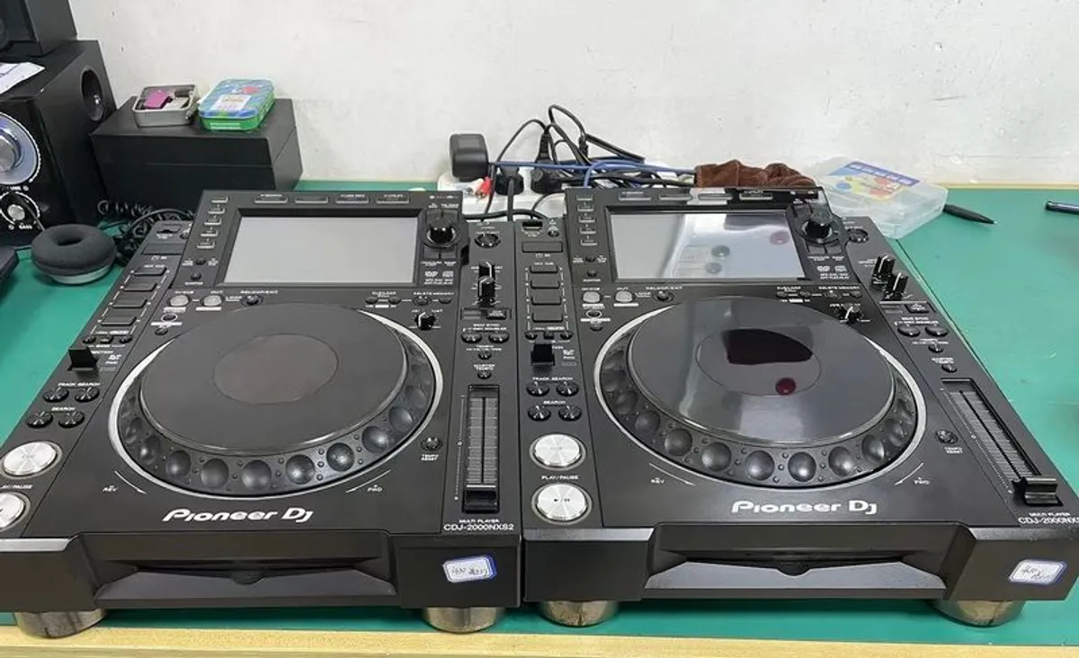 Pair of Pioneer CDJ-2000 Nexus2, well maintained, great condition