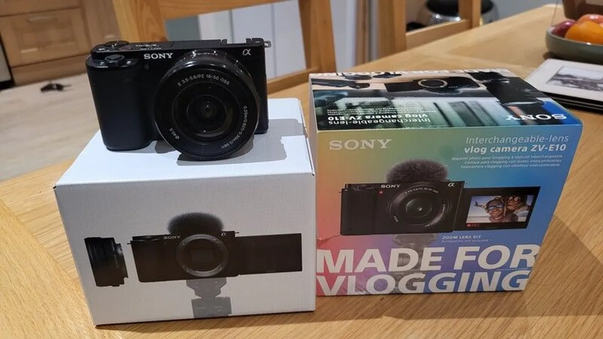 Sony ZV-E10 - Hardly Used - Image 4