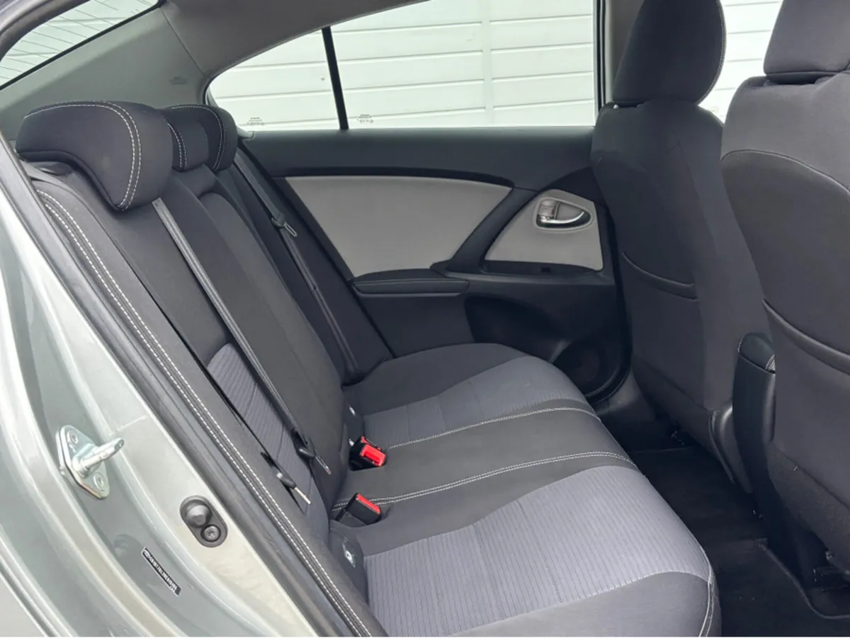 Toyota Avensis 2.0 D LUNA 4DR - Image 4