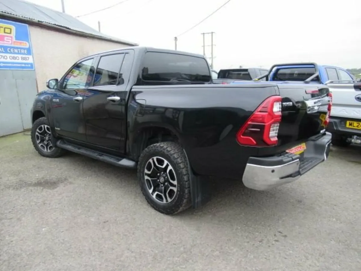 2.8 D-4D Invincible Pickup Double Cab 4dr Diesel A - Image 2