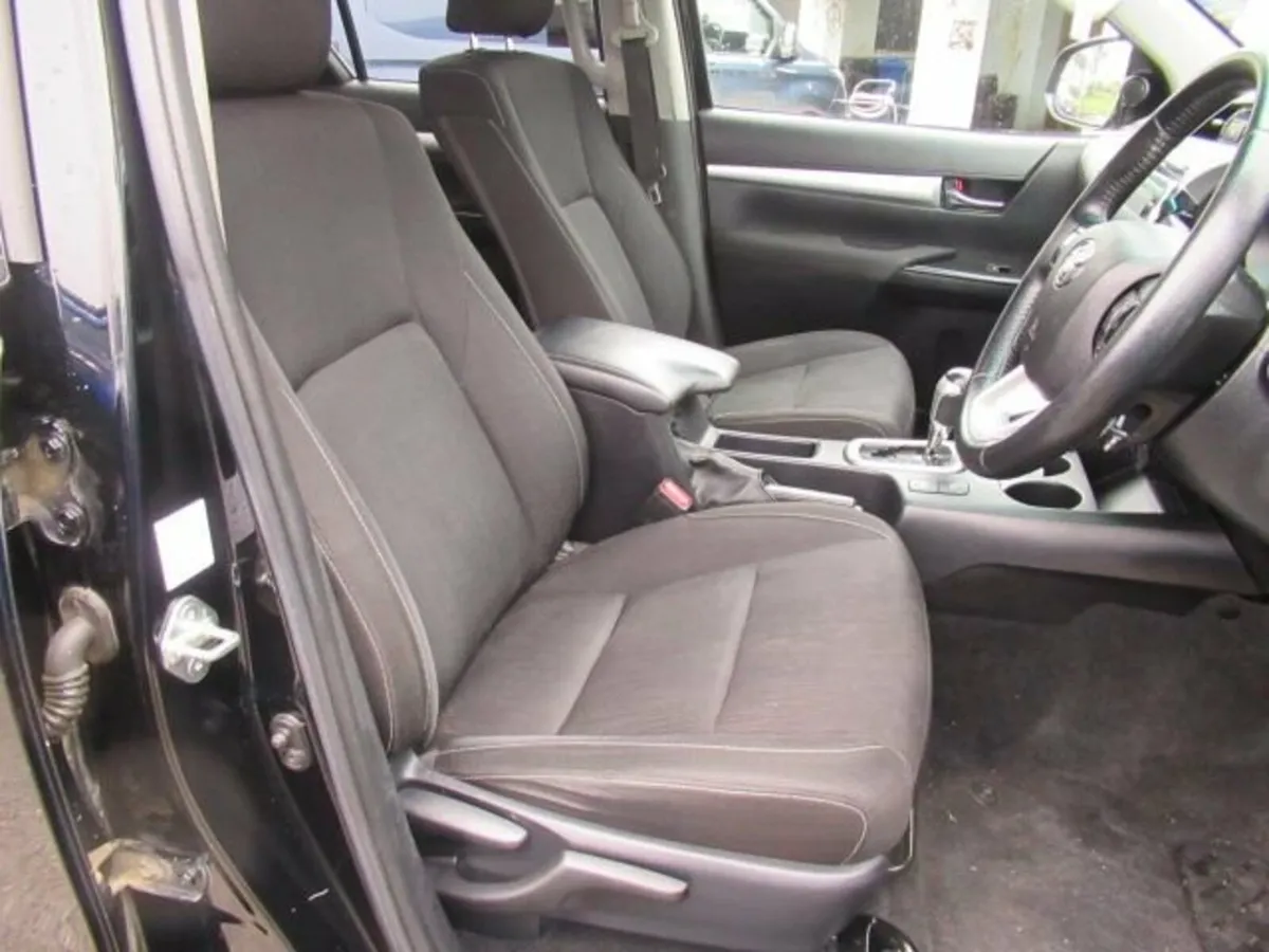 2.8 D-4D Invincible Pickup Double Cab 4dr Diesel A - Image 3
