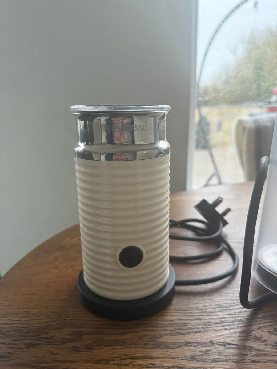 Nespresso Machine with Frother - Image 4