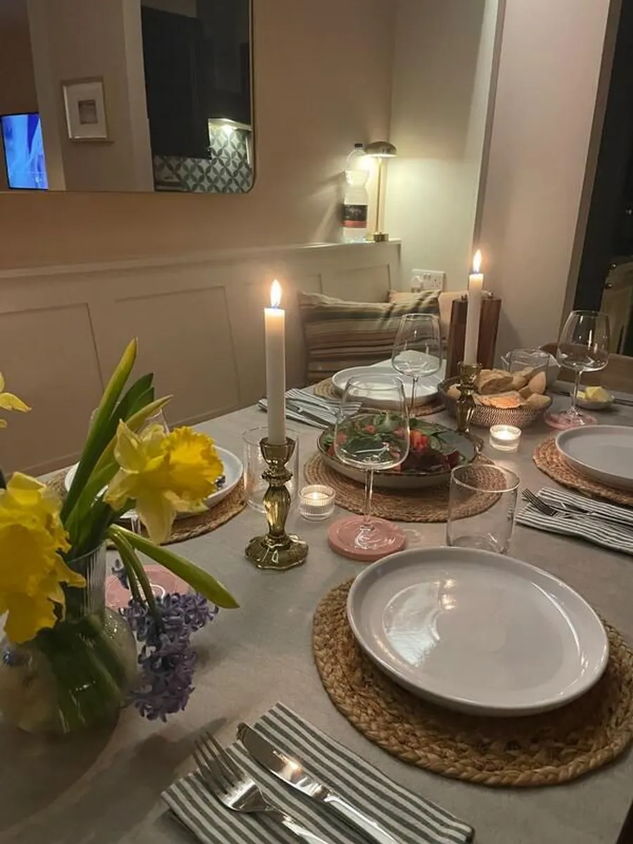 Extendable dining table - Image 1