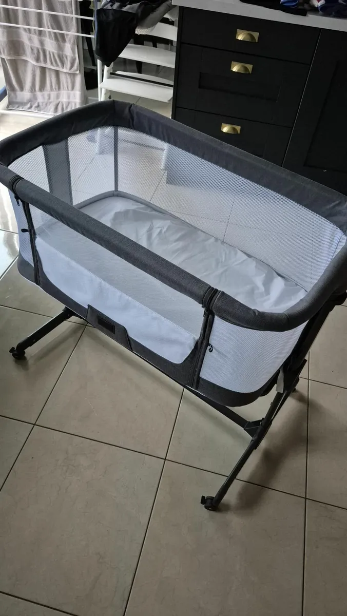 Babylo Aurora Bedside Crib - Image 4