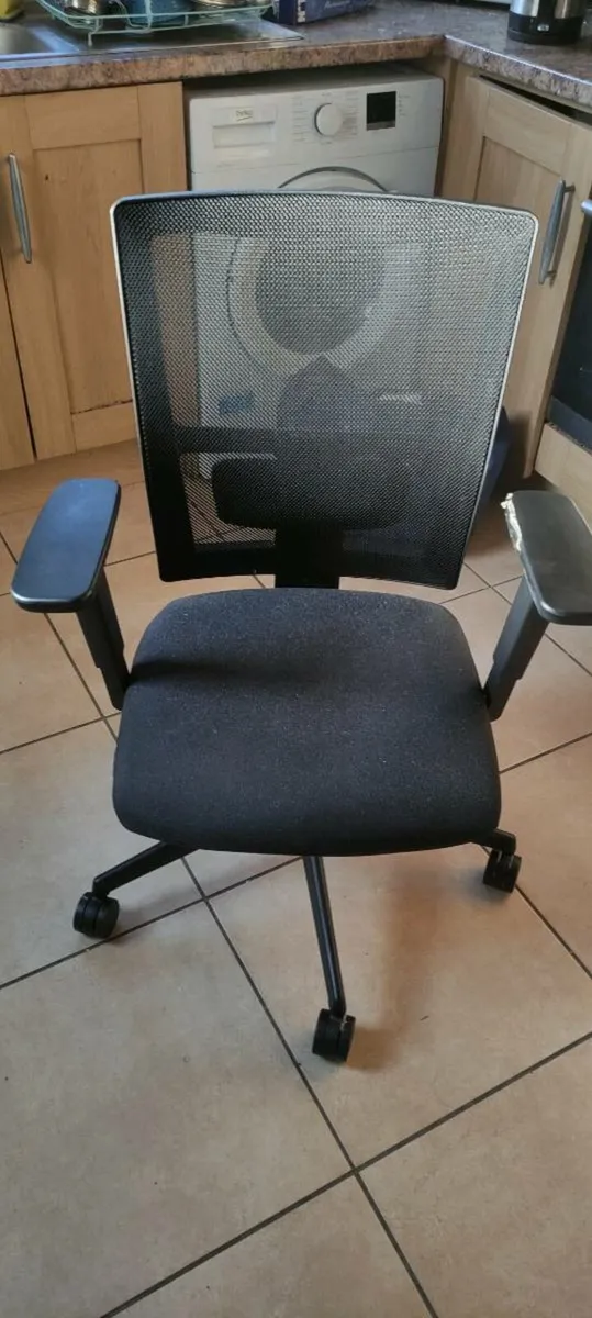 Office chair - Image 1