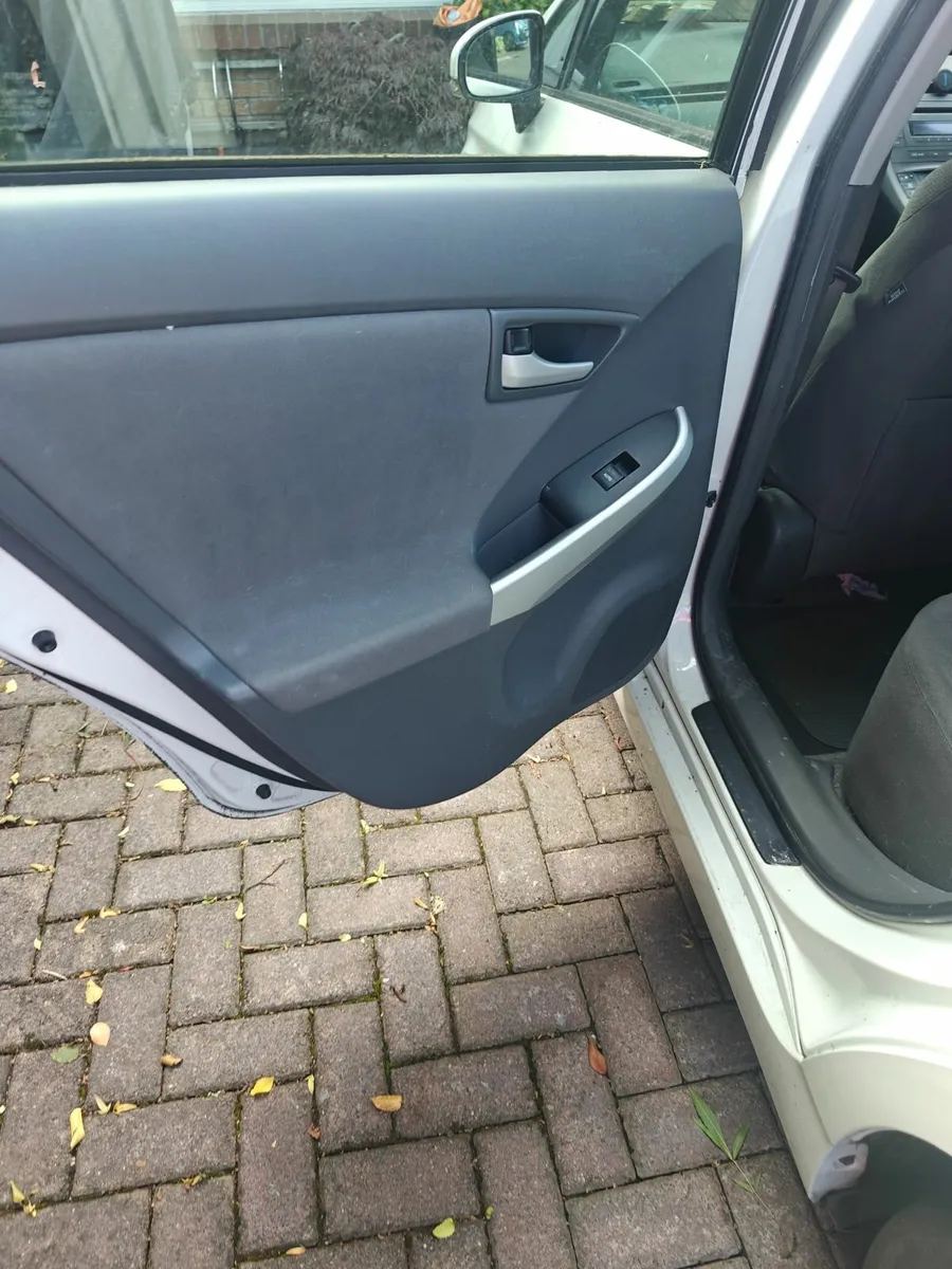 Toyota Prius 2011 - Image 2