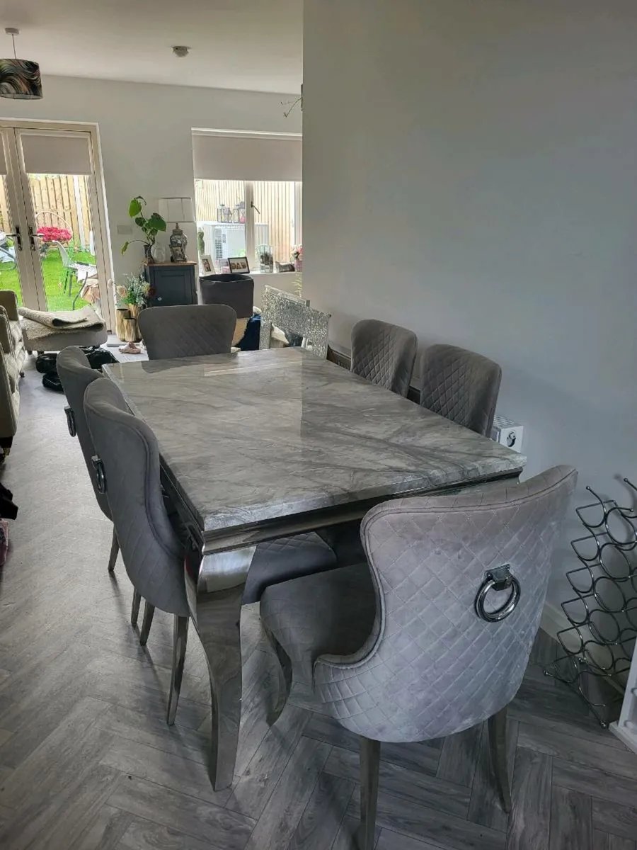 Dining table and 6 chairs - Image 1