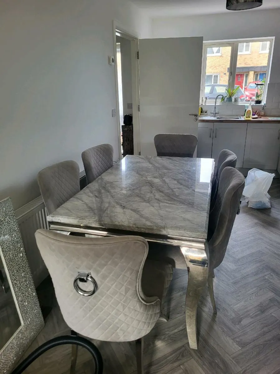 Dining table and 6 chairs - Image 2