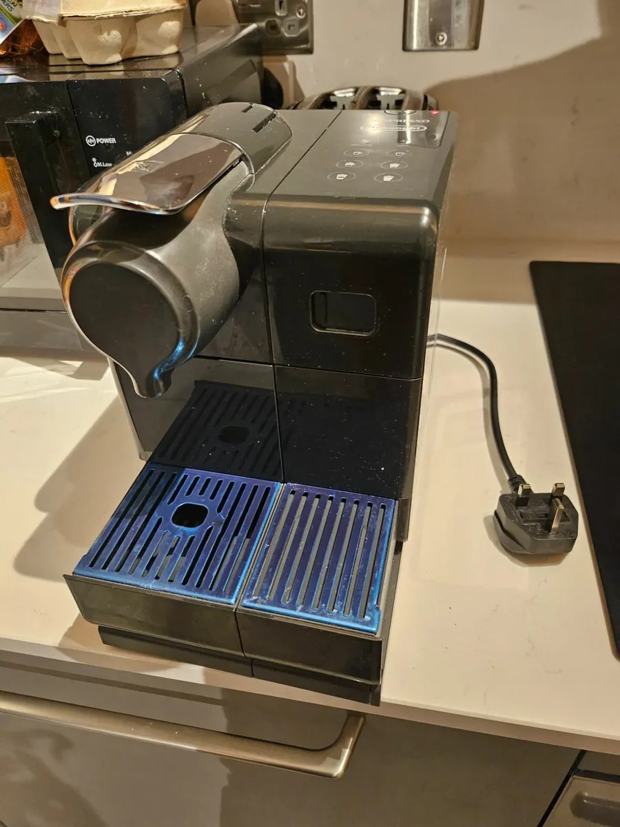 Delonghi Lattissima Touch coffee Machine - Image 1