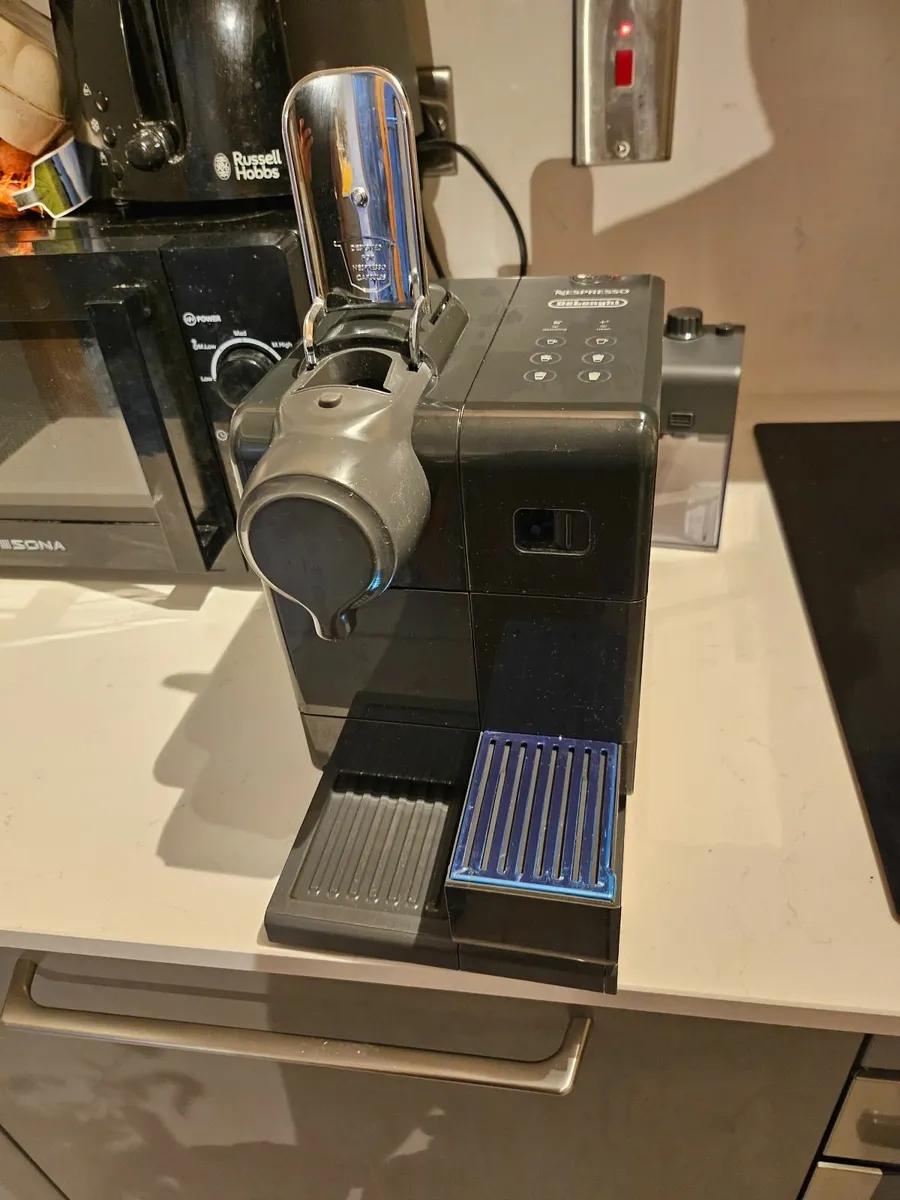 Delonghi Lattissima Touch coffee Machine - Image 3