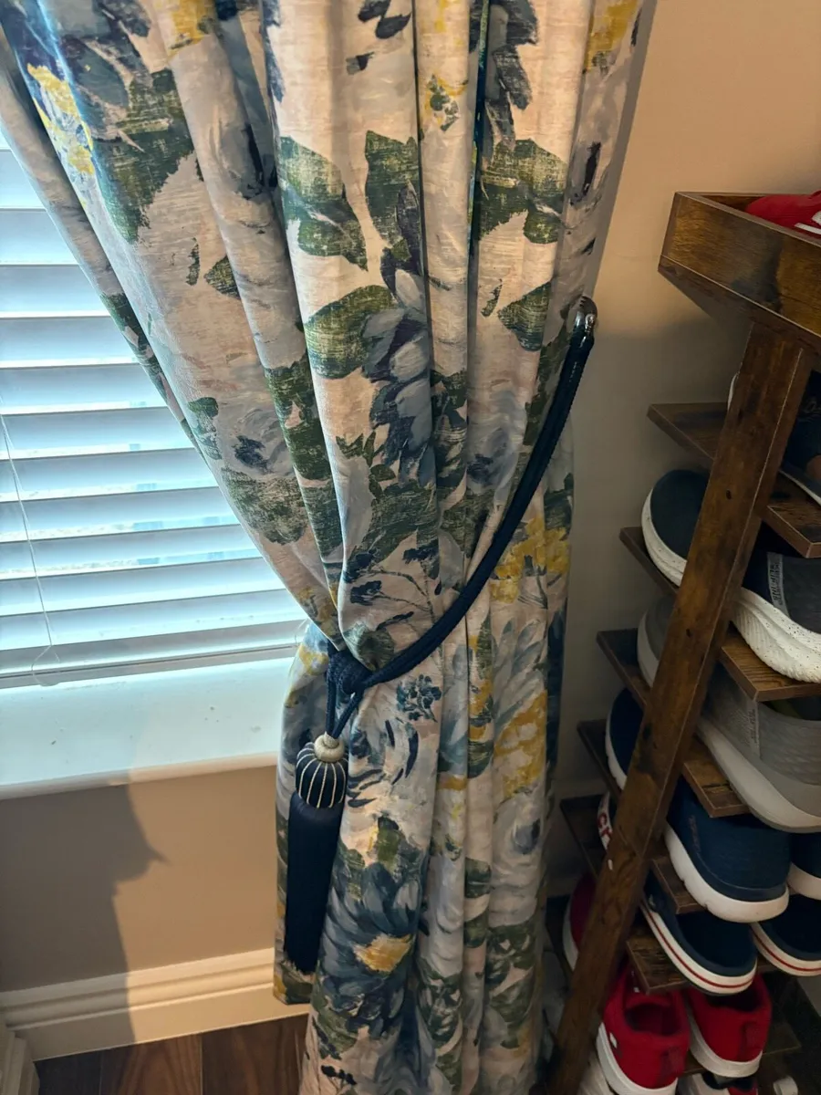 Curtains - Image 2