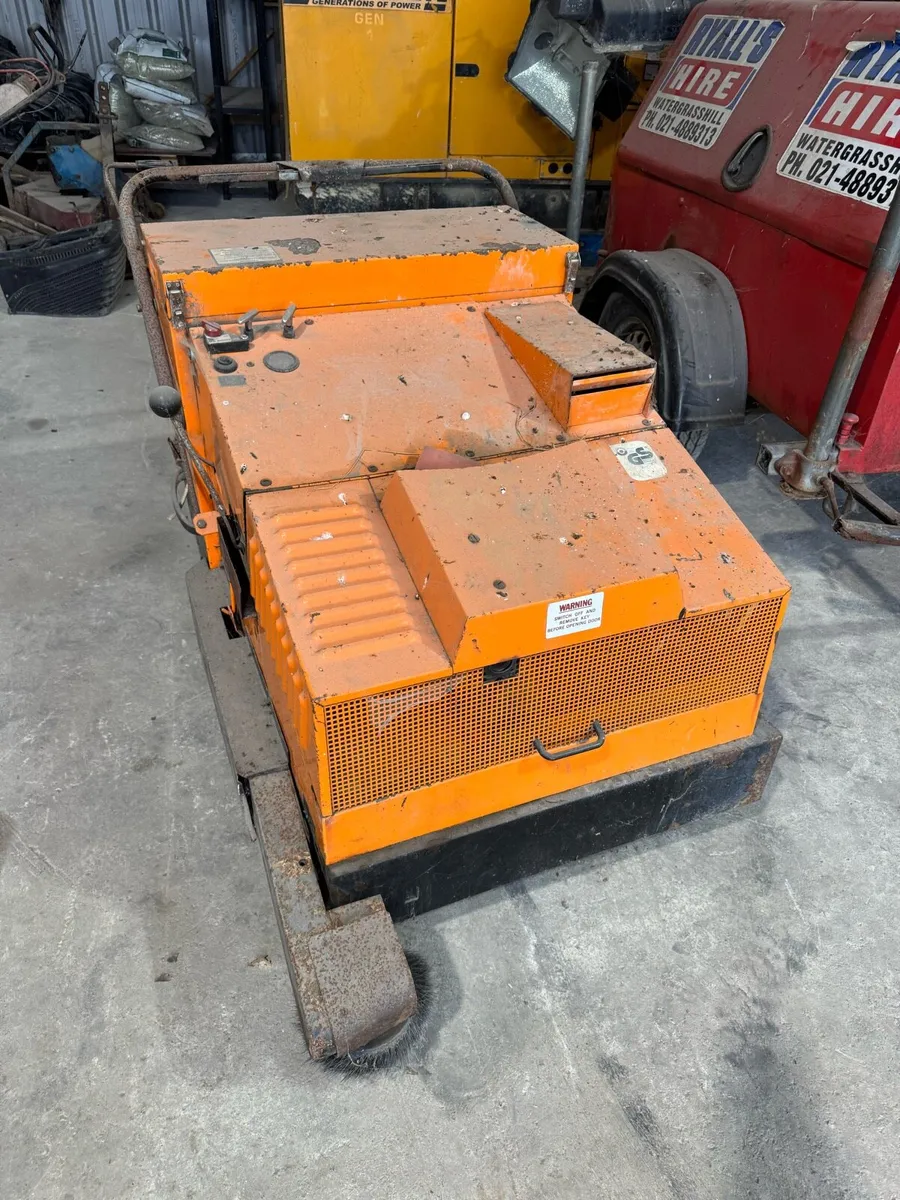 Self propelled sweeper