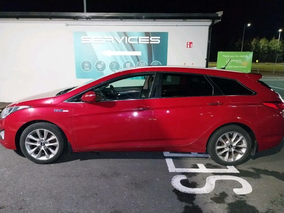 Hyundai i40 estate - Image 2