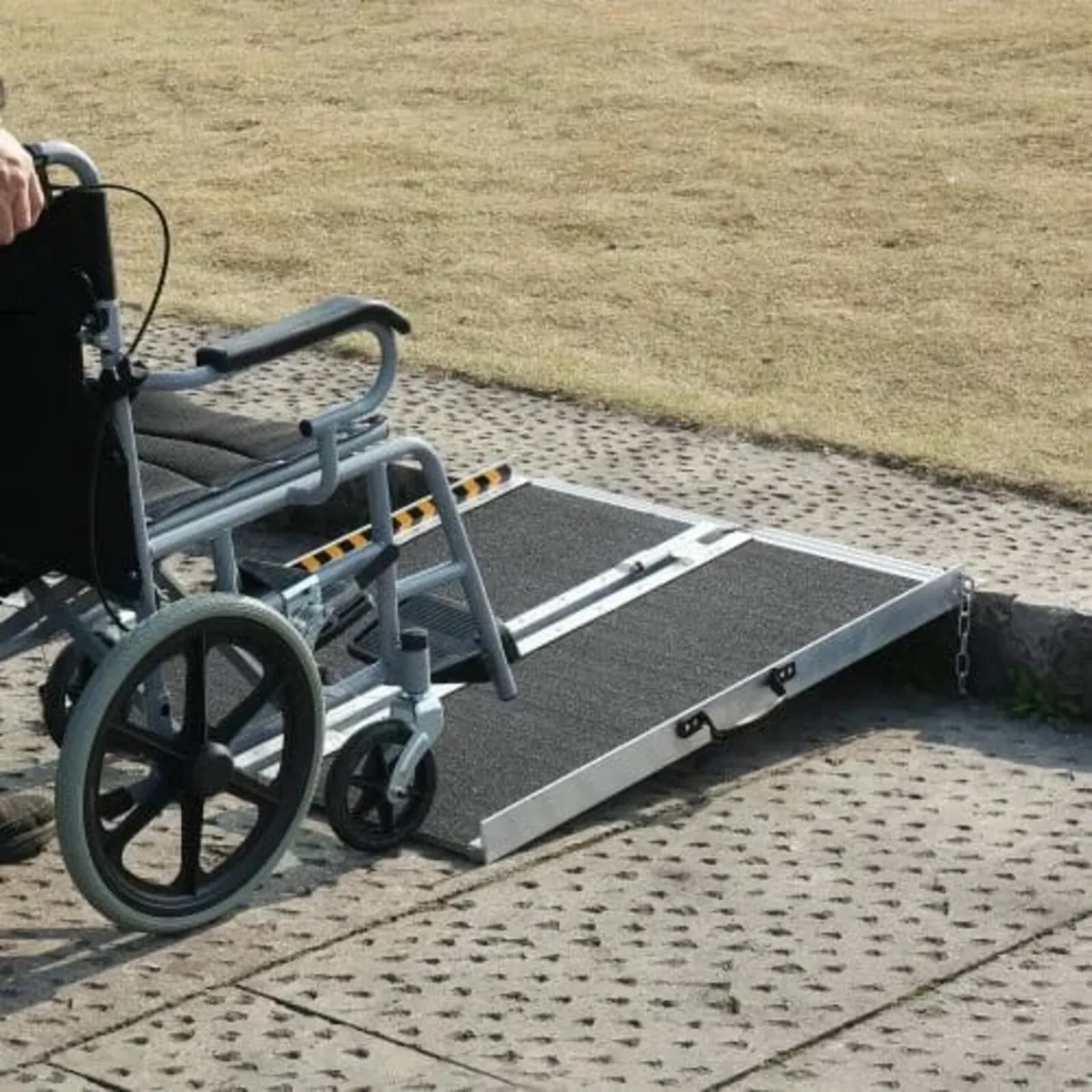Portable Wheelchair Ramp, 61 cm 362.9 kg Capacity, - Image 2