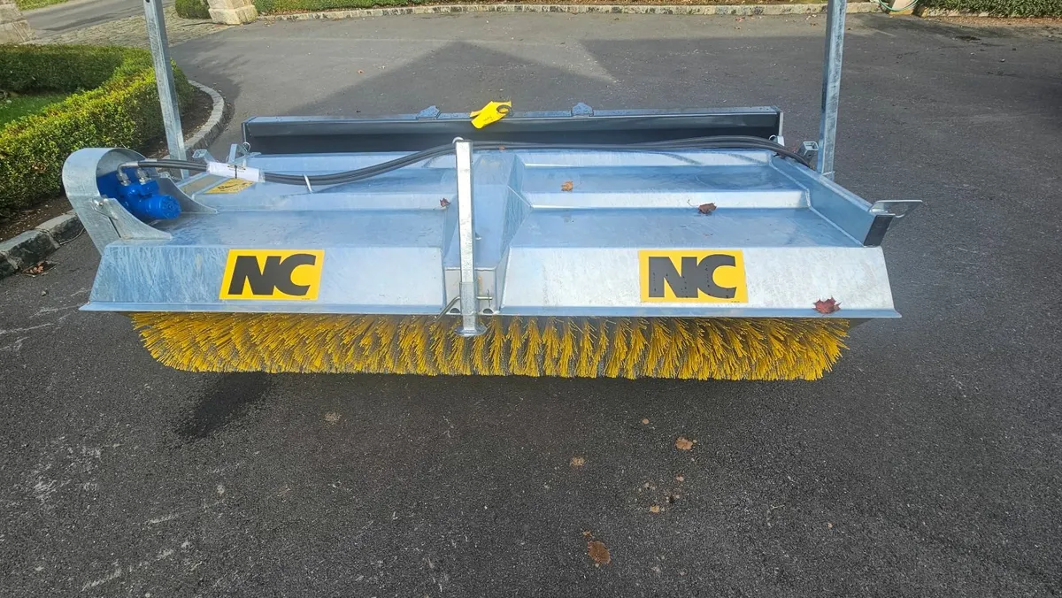 Bucket and brush sweeper - Image 1