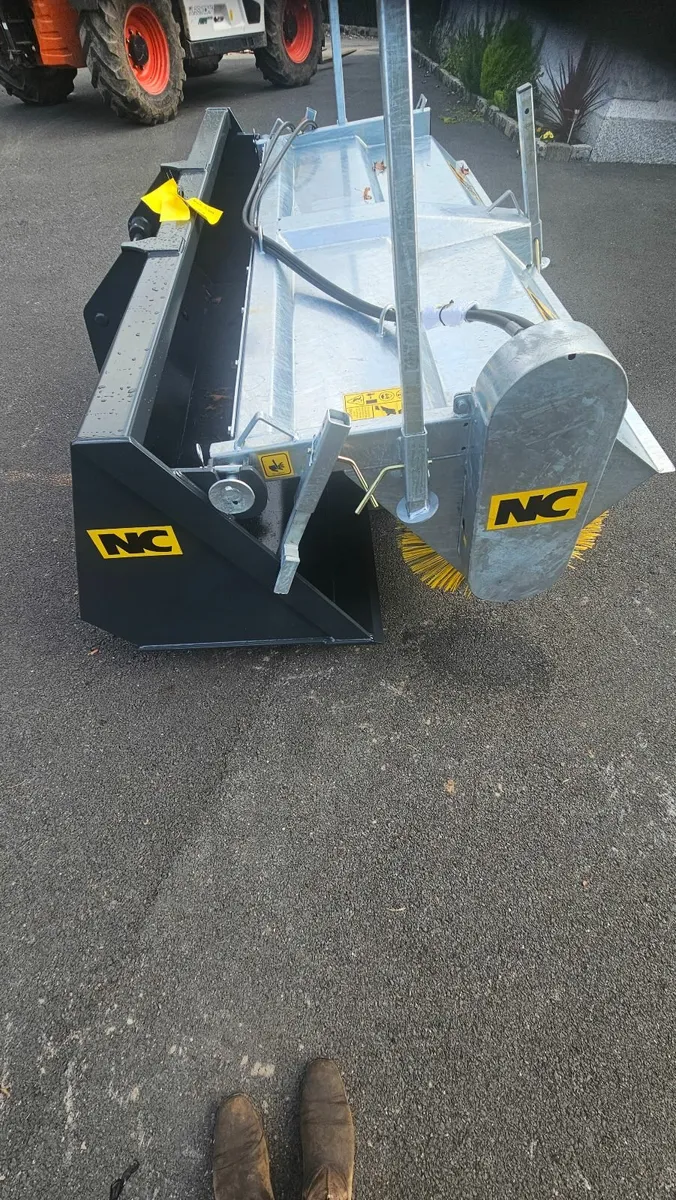 Bucket and brush sweeper - Image 2