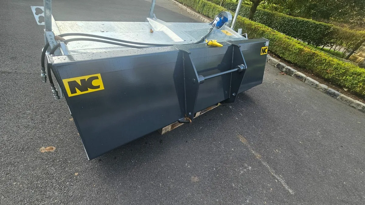 Bucket and brush sweeper - Image 3