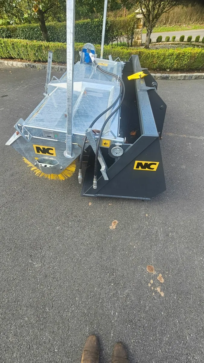 Bucket and brush sweeper - Image 4