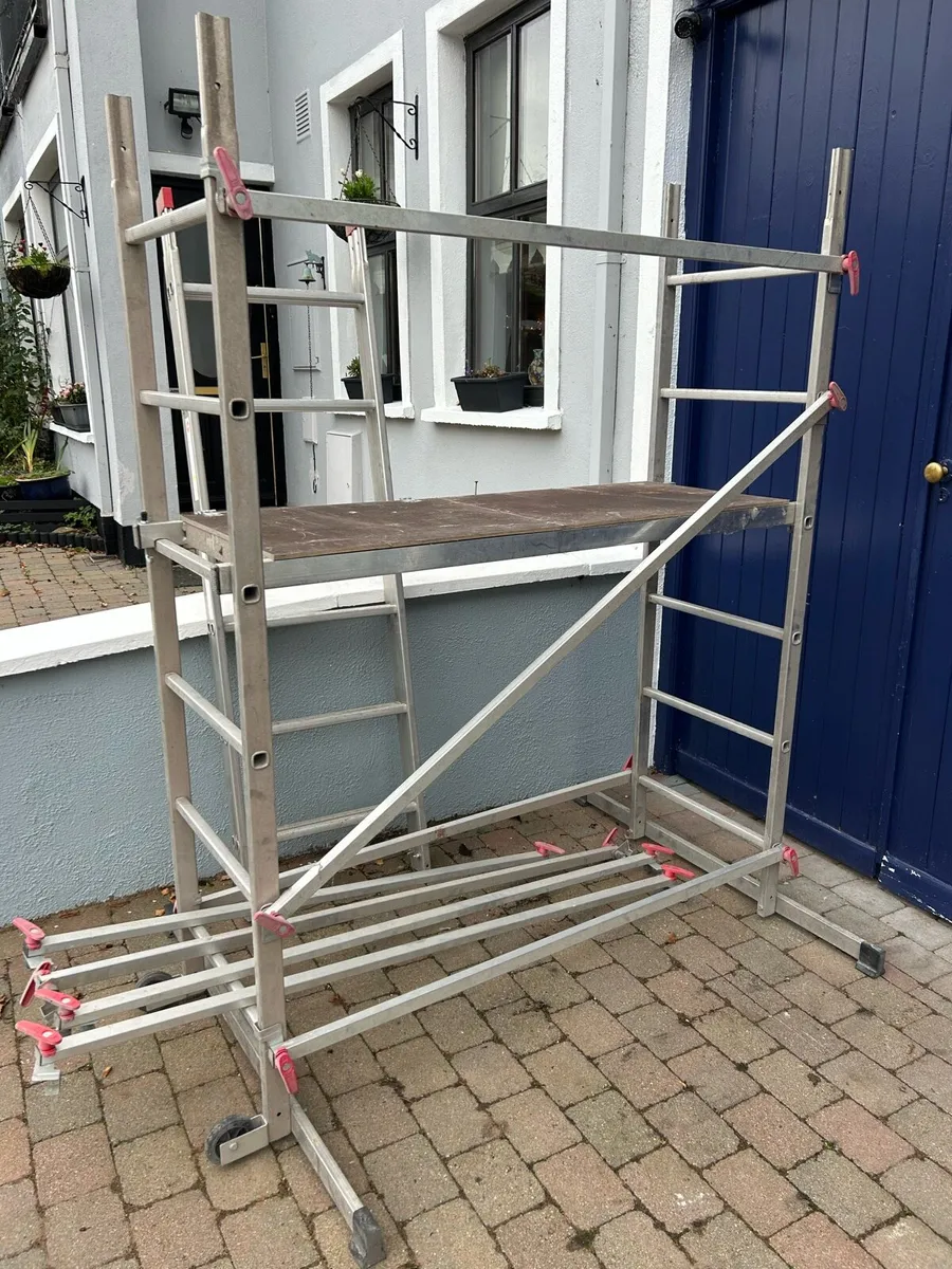 Mobile scaffold/ decorator platform - Image 1
