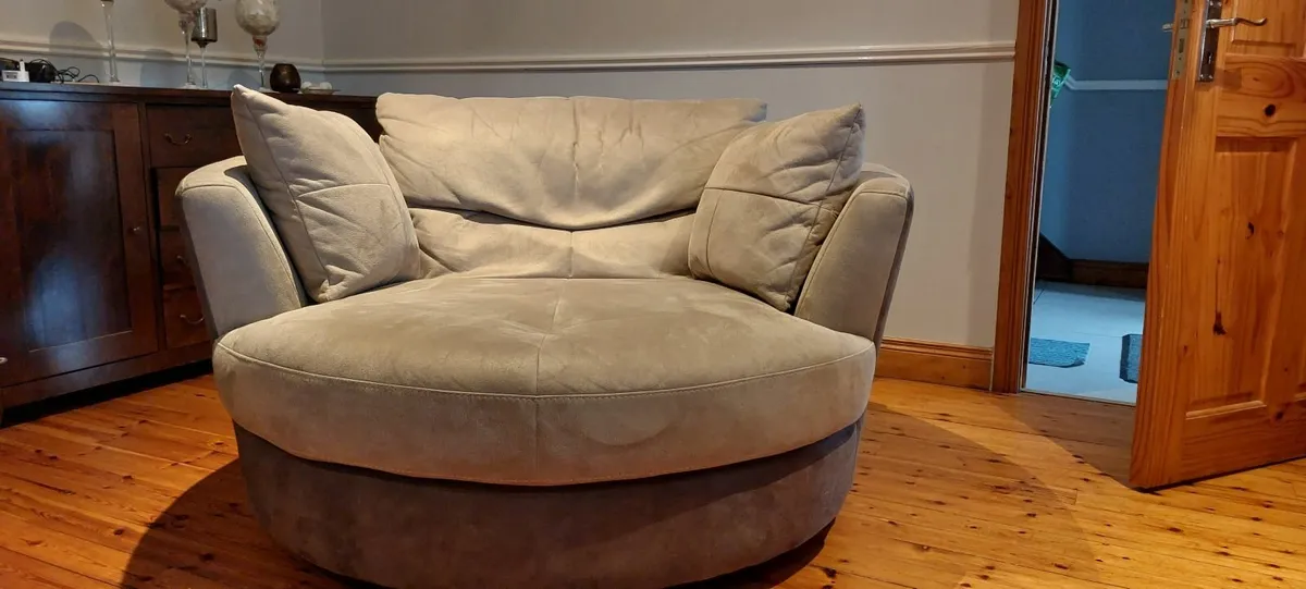 Swivel chair/Love seat - Image 1