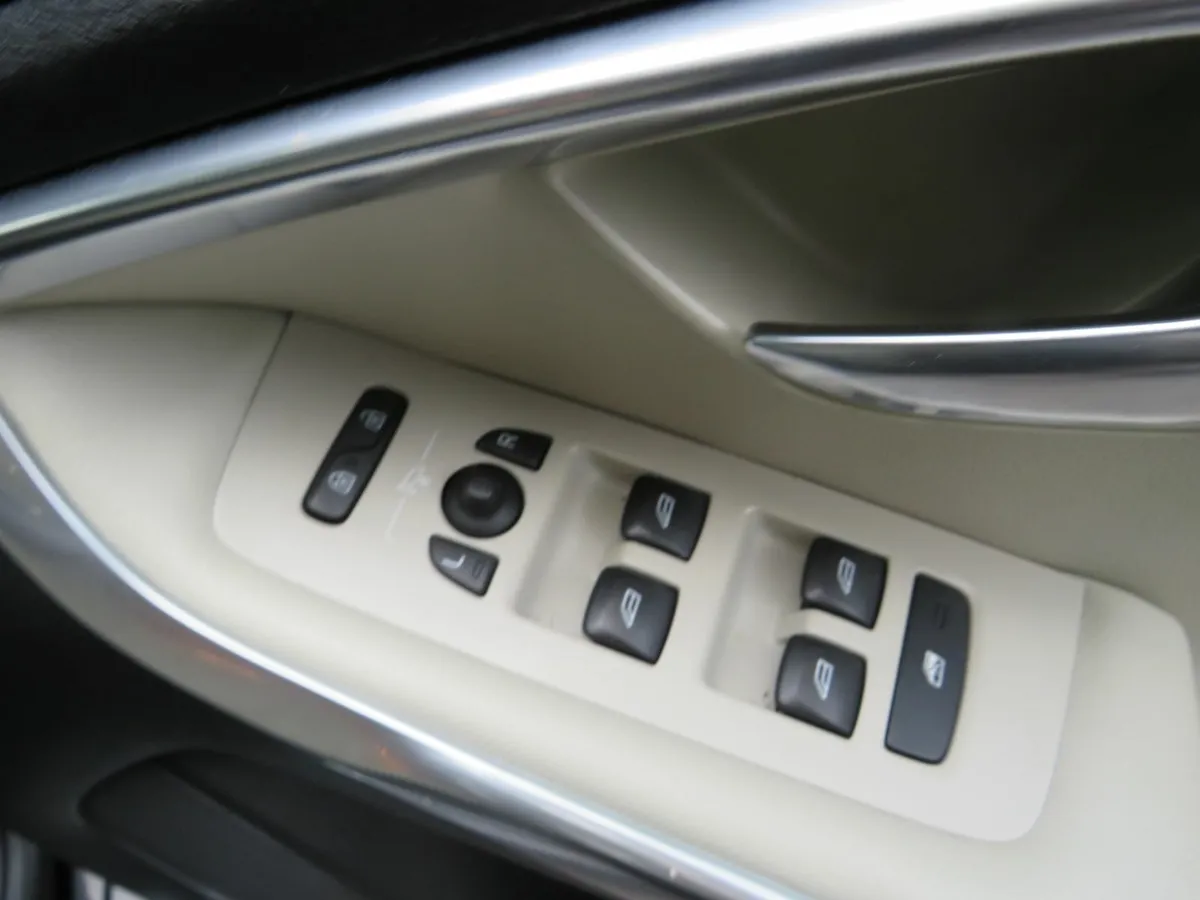 Volvo V40 2013 2LT DIESEL AUTOMATIC JUST NCTD - Image 2