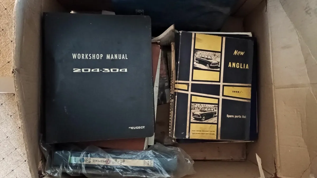 Large collection of vintage manuals - Image 1