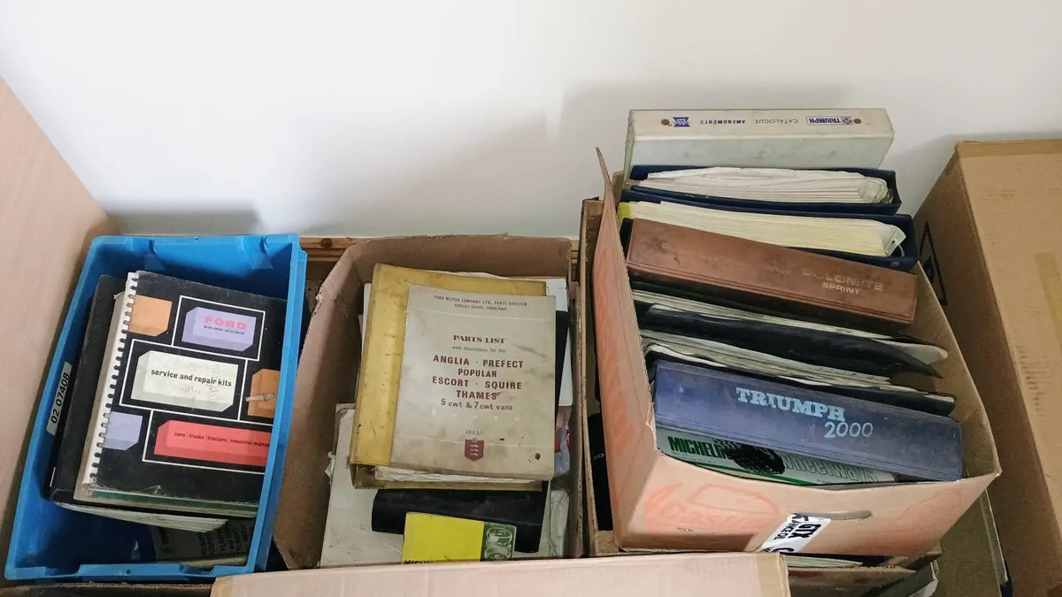 Large collection of vintage manuals - Image 2