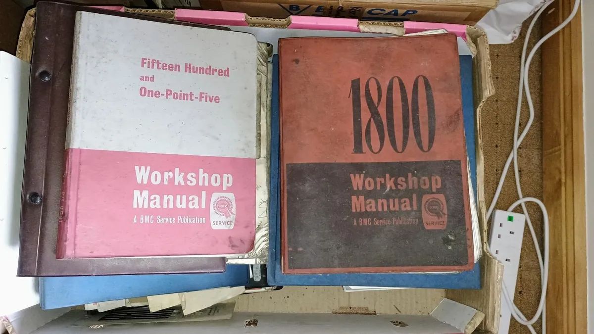 Large collection of vintage manuals - Image 3