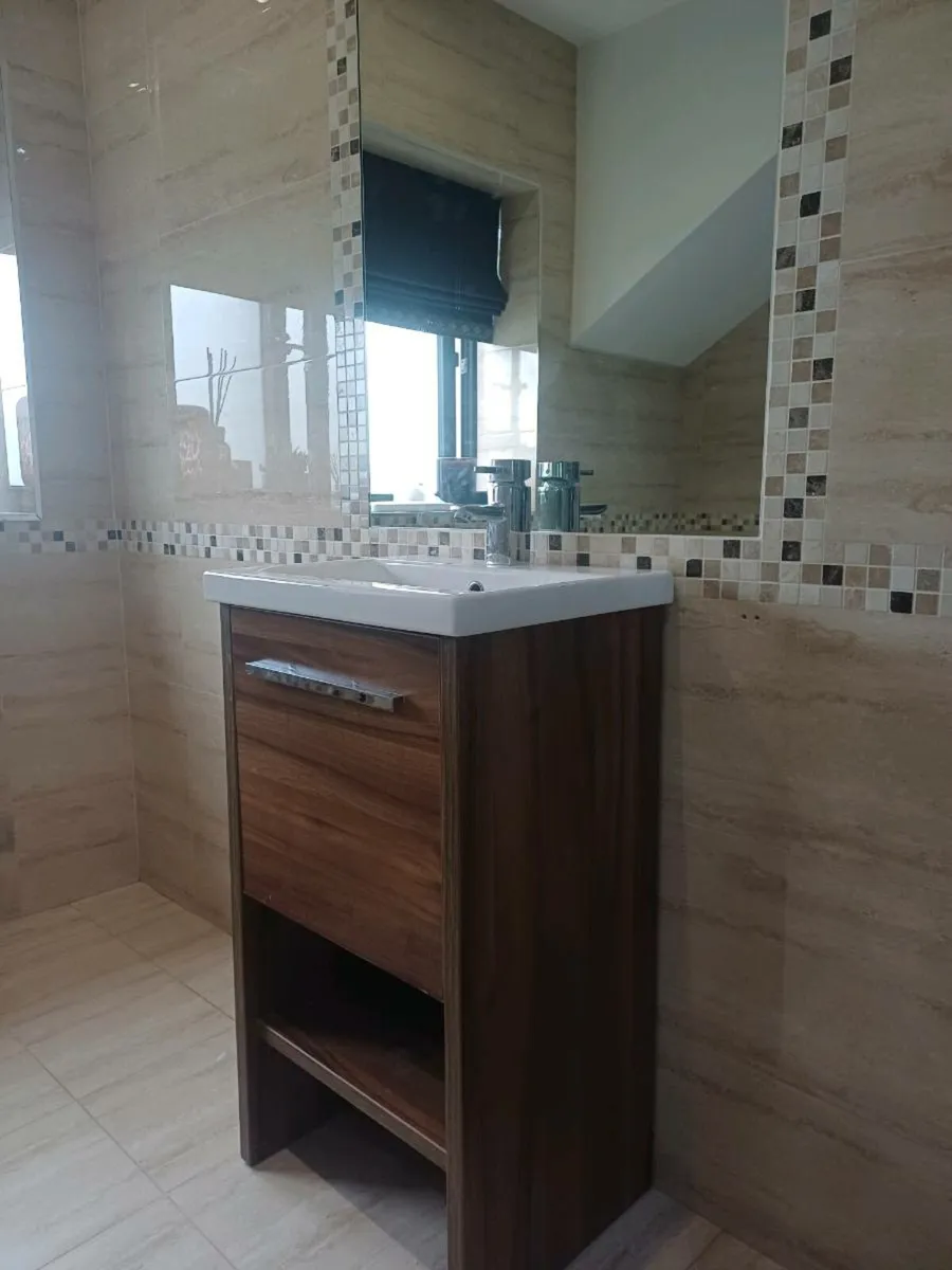 Bathroom sink and taps with cabinet - Image 1