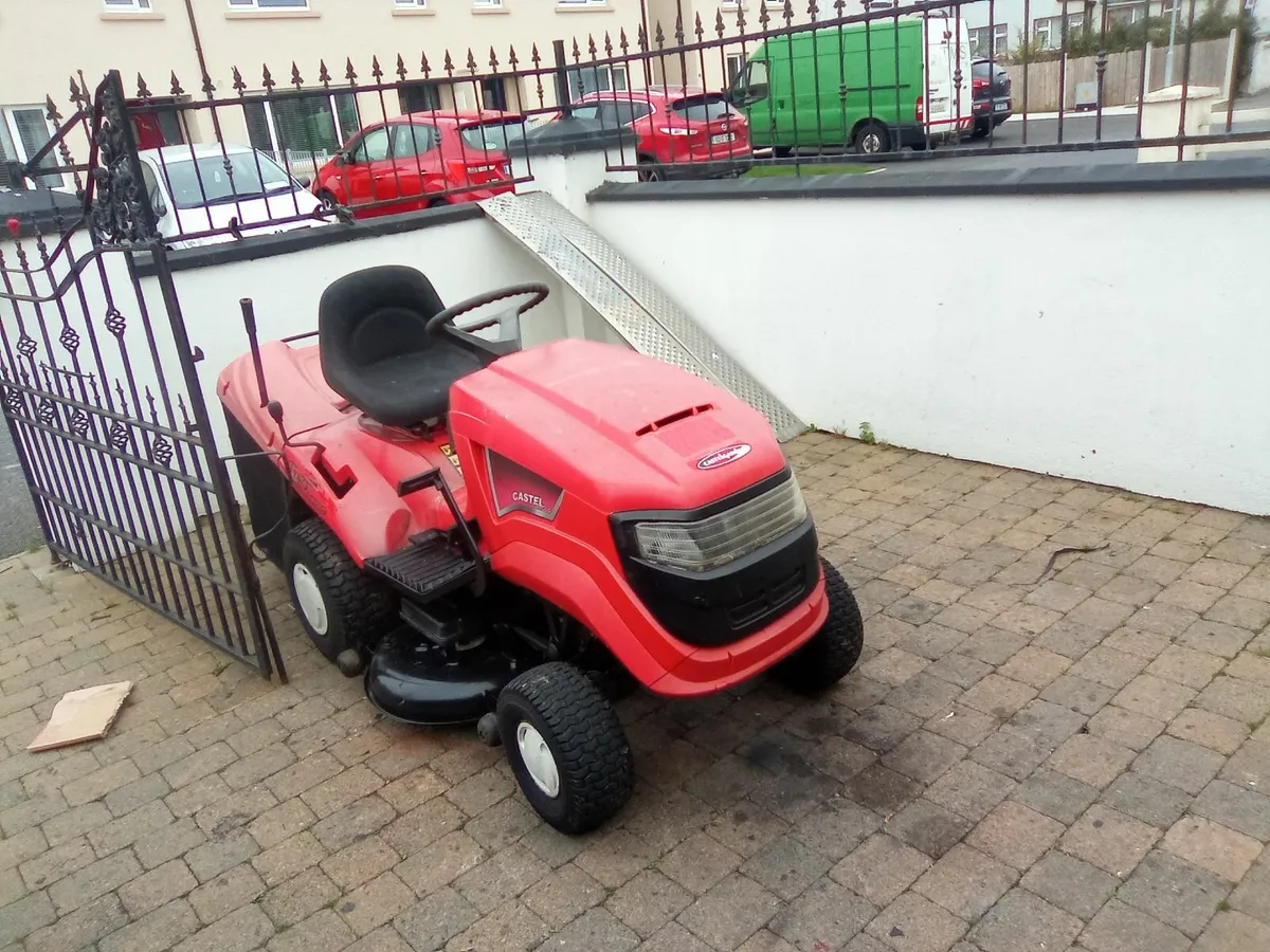 Castlegarden ride on lawnmower - Image 1