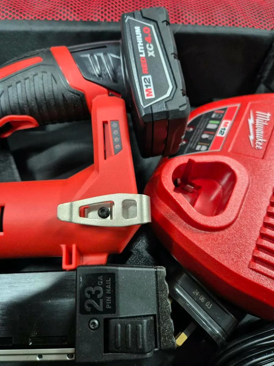 Milwaukee M12 23 Gauge Pin Nail Gun Kit - Image 3