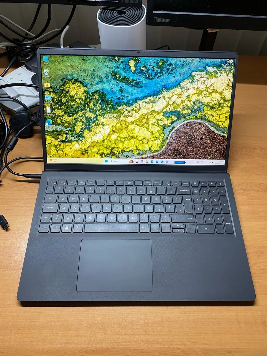 Dell laptop i5 pro 12gen 16-256 win 11 p - Image 1