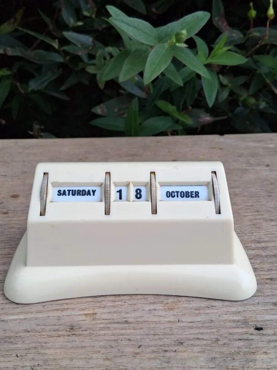 Mid Century Stratton Bakerlite Desktop Perpetual Calender - Image 1