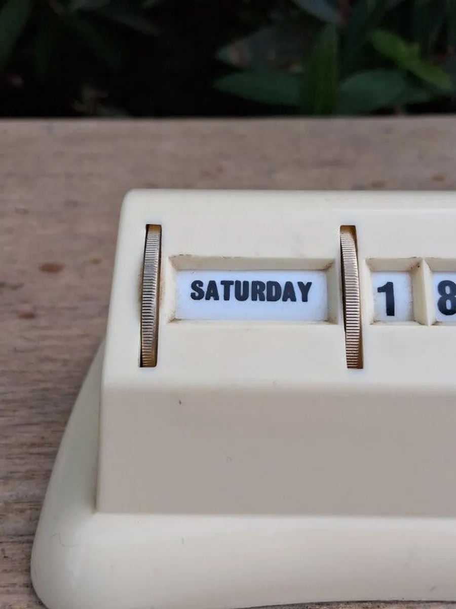 Mid Century Stratton Bakerlite Desktop Perpetual Calender - Image 3