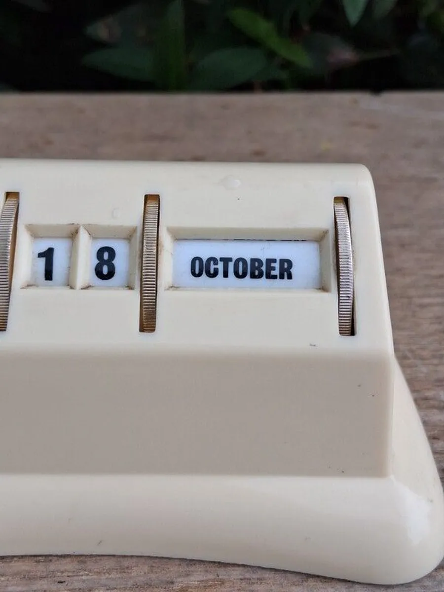Mid Century Stratton Bakerlite Desktop Perpetual Calender - Image 4