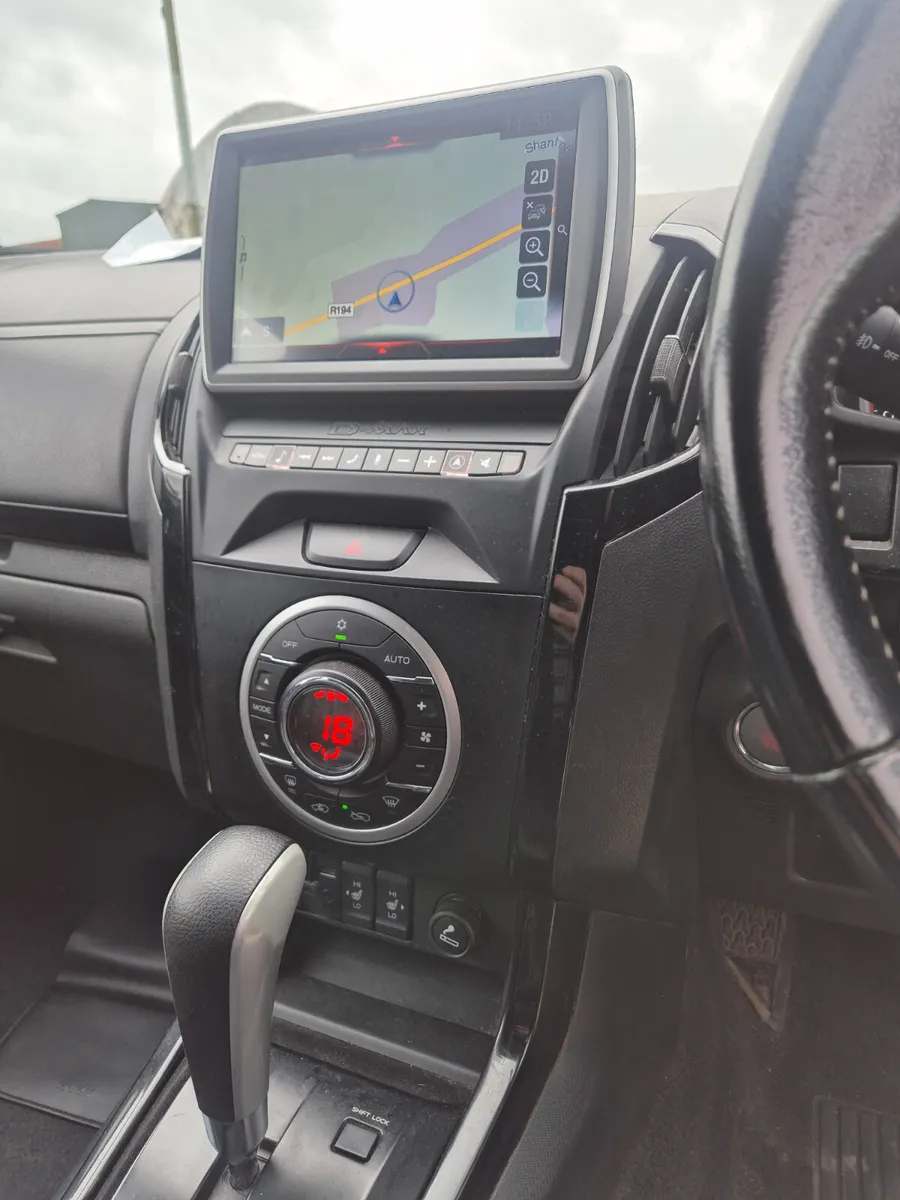 ISUZU DMAX CREW CAB BLADE AUTO - Image 4