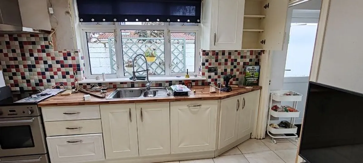 kitchen units - Image 1