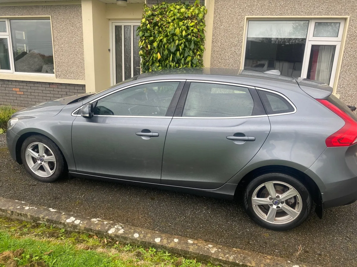 Volvo V40 2015 - Image 2