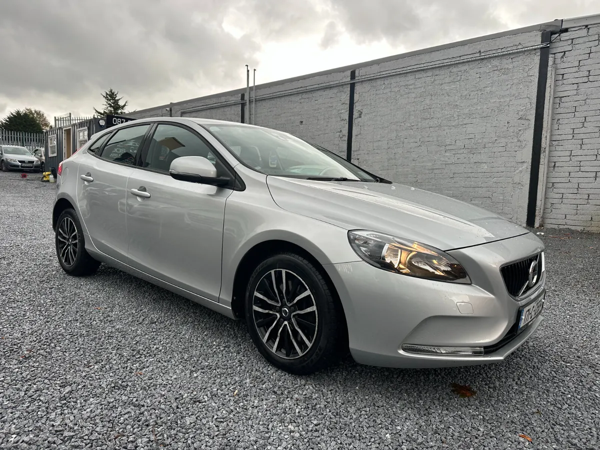 2017 (171) Volvo V40 D2 120HP Momentum Geartronic - Image 1
