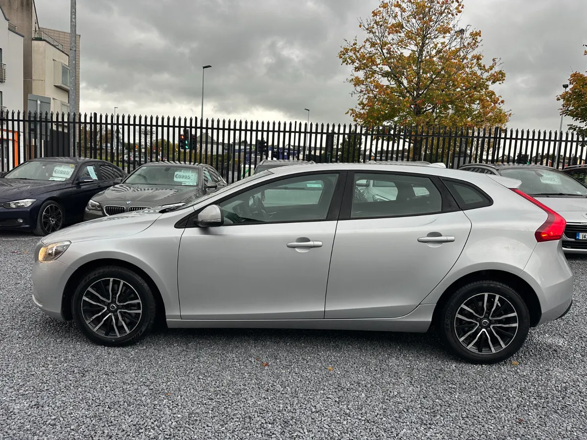 2017 (171) Volvo V40 D2 120HP Momentum Geartronic - Image 4
