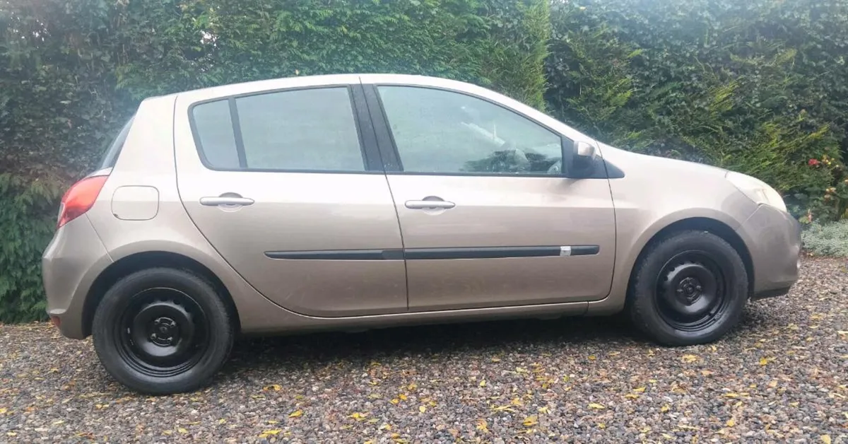 11 Renault Clio 1.1 Driving Perfect NCT and Tax. - Image 2