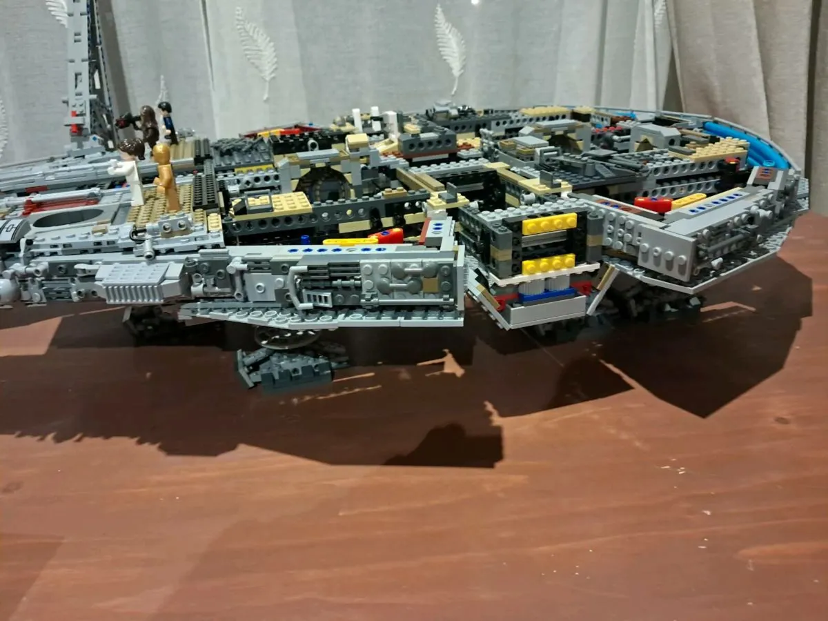 LEGO Millennium Falcon 75192 (not genuine LEGO) - Image 2