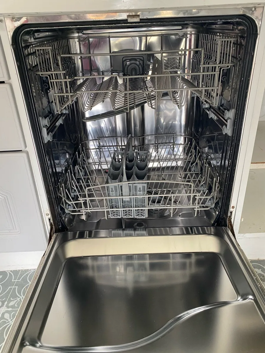 Whirlpool Dishwasher - Image 4