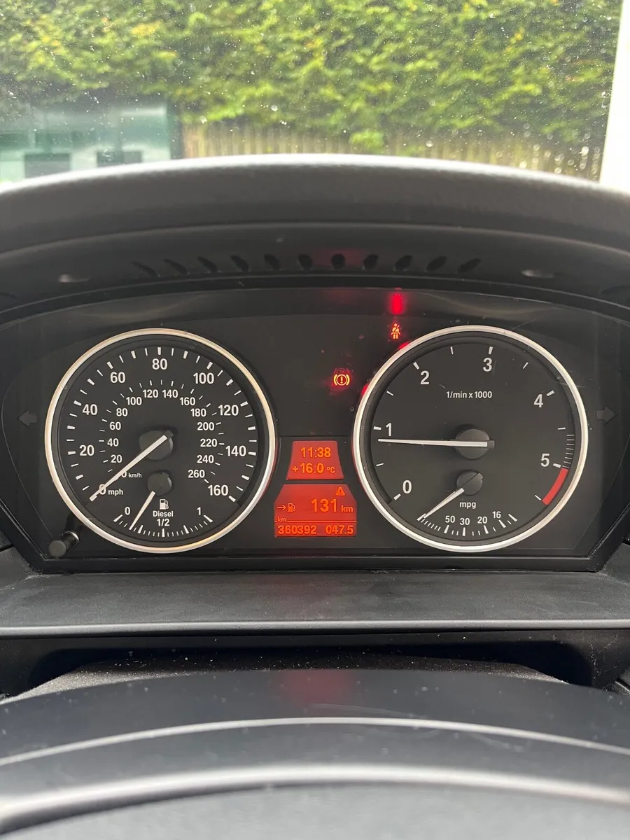 BMW 5-Series 2009 - Image 2