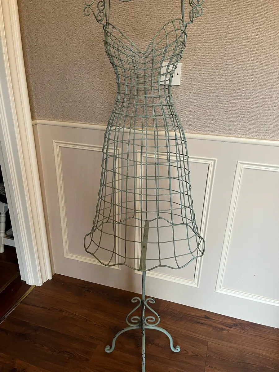 Mannequin - Image 1