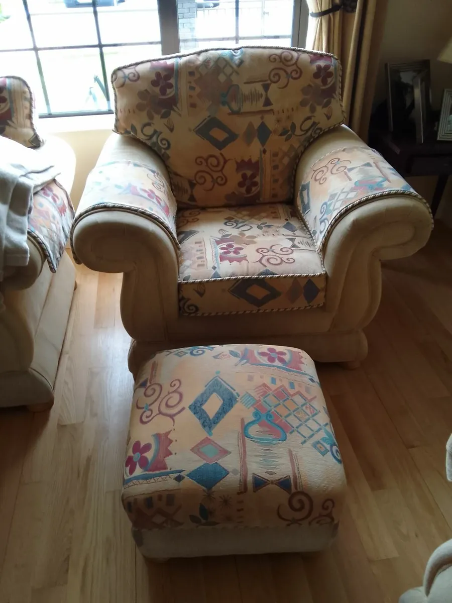 3 Piece Suite and footstool - Image 1