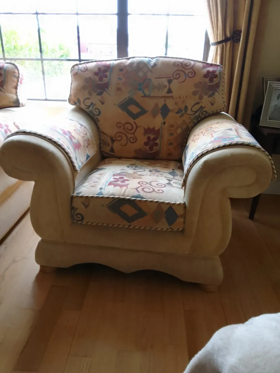3 Piece Suite and footstool - Image 2